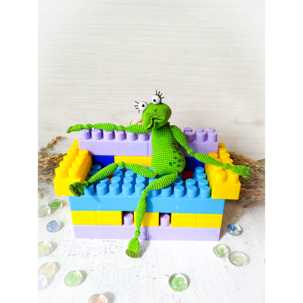crochet pattern frog toy amigurumi