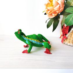 Green tree frog amigurumi. Stuffed toad. Frog figurine crochet with red paws. Floppy frog feet. Decoration interior frog