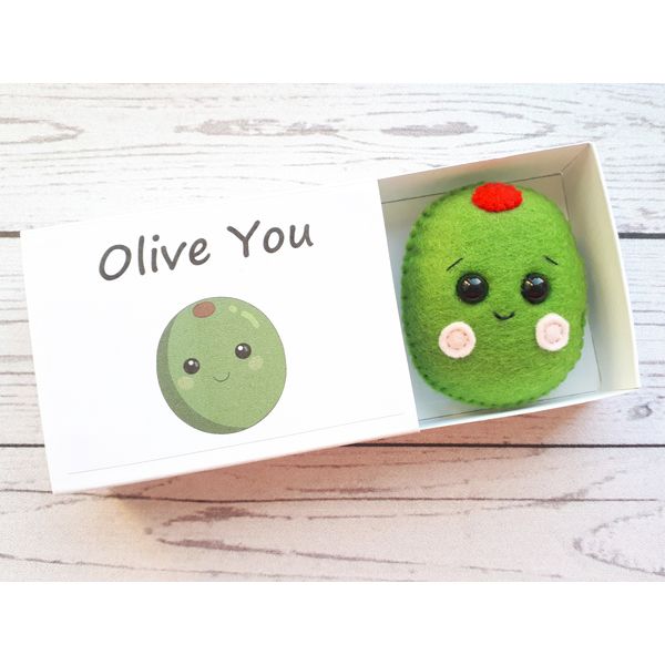 olive-pocket-hug-4