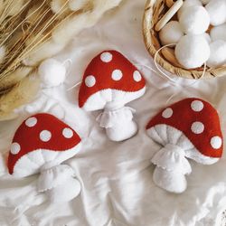 Mushroom garland, Mushroom wall decor, Amanita garland, Forest Nursery decor, Pom pom decoration, Felt mushroom bunting
