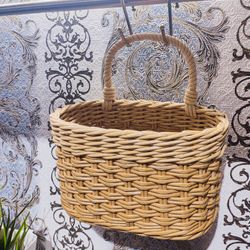 Kitchen organizer. Small hanging basket. Wall-mounted wicker storage basket.