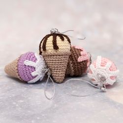 A souvenir made by hand.Key rings in the form of an ice cream cone.Toy ice cream knitted from threads.Suspension on bags