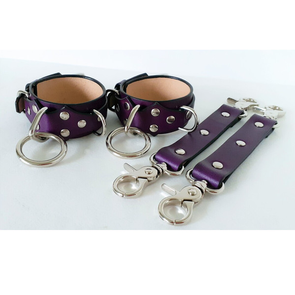 bdsm handcuffs with two connectors.png