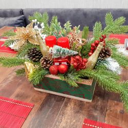 Christmas floral arrangement, Rustic Christmas decor, Red/gold/green Christmas table décor, Christmas table centerpiece