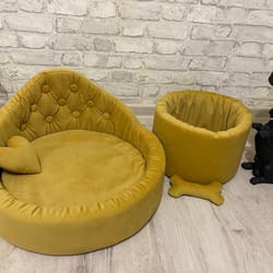 the set is an exclusive bed for a pet and a basket for toys