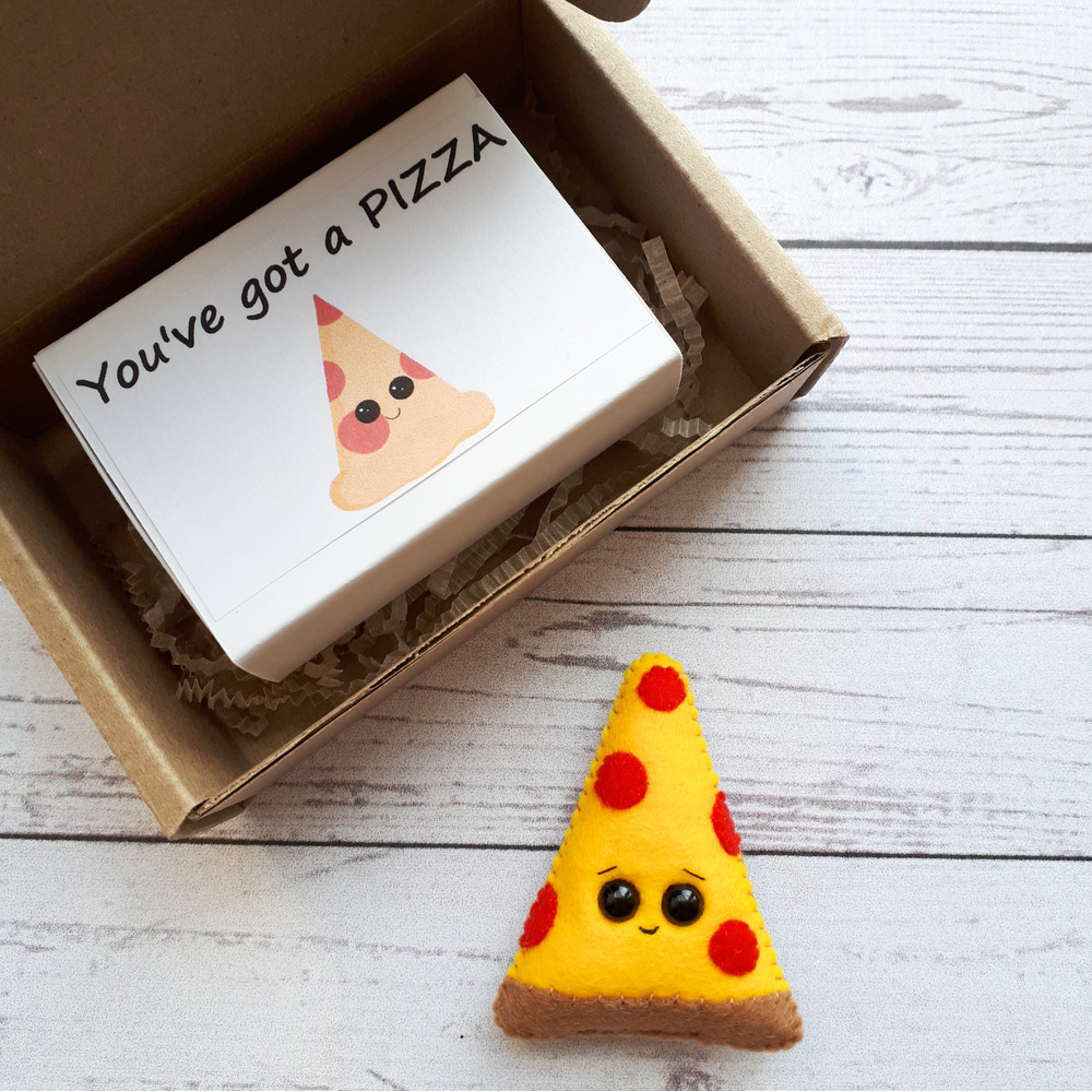 Fake-Pepperoni-pizza-Pocket-hug-9