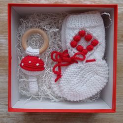 Pregnant women gift box includes rattles mushroom and baby socks 3-6 month