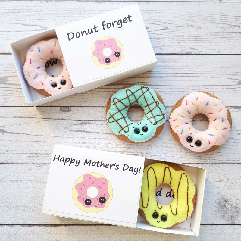 Fake-donuts-hug-in-a-box