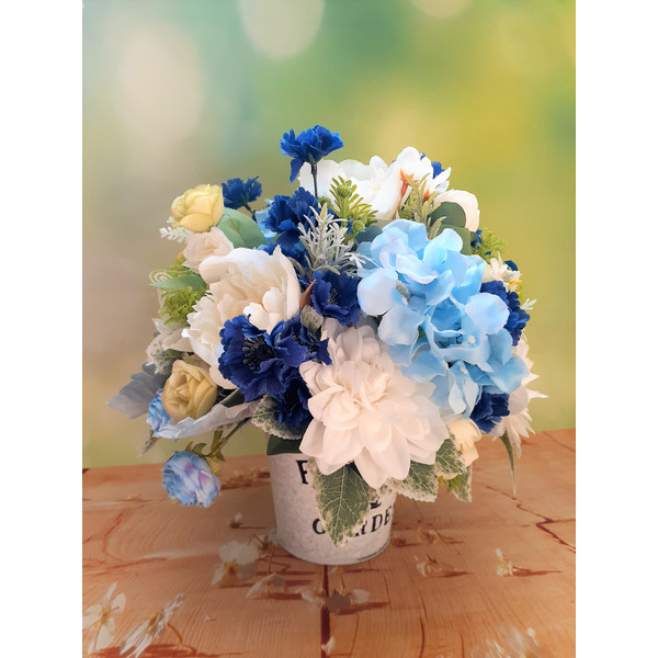 blue-white-farmhouse-floral-arrangement-2.jpg