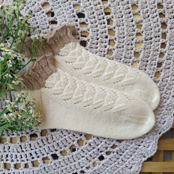 White-knitted-warm-womens-socks-4