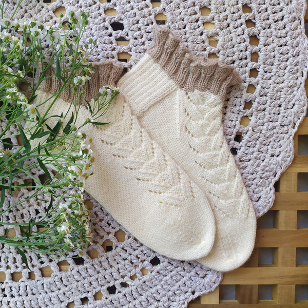 White-knitted-warm-womens-socks-1