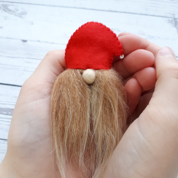 Mini-Christmas-gnomes-pocket-hug-gift-1