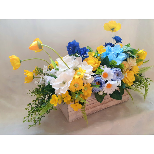 Roses-daisies-hydrangea-arrangement-5.jpg