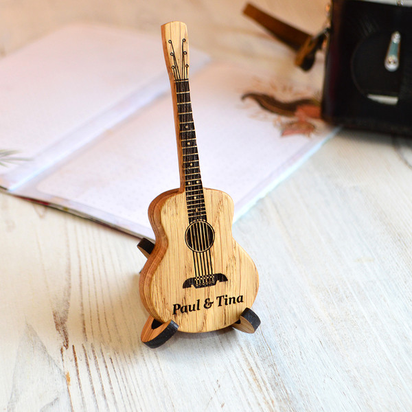 acoustic-guitar-pick-holder-for-personalized-gift-for-musician