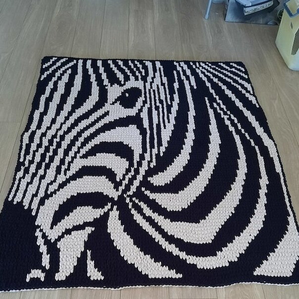 loop-yarn-zebra-blanket-2.jpg