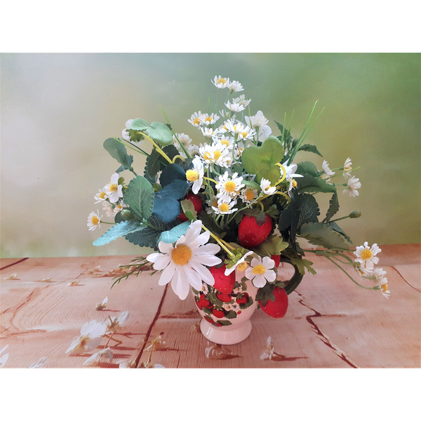 Artificial-flower-arrangement-with-daisies-and-strawberries-1.jpg-