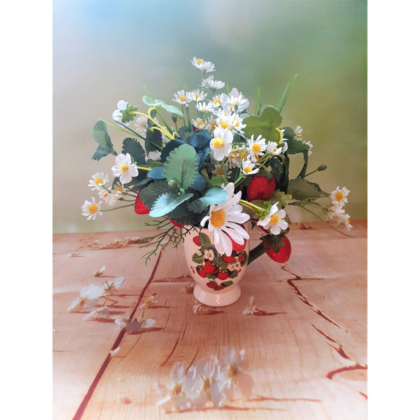 Artificial-flower-arrangement-with-daisies-and-strawberries-2.jpg