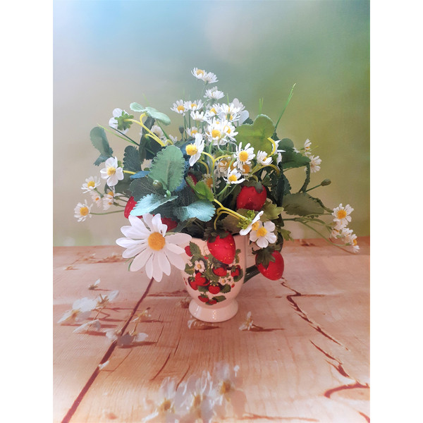 Artificial-flower-arrangement-with-daisies-and-strawberries-3.jpg