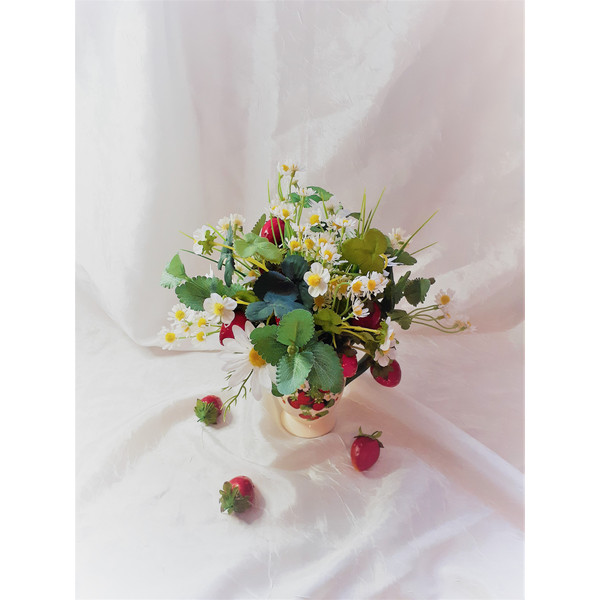 Artificial-flower-arrangement-with-daisies-and-strawberries-4.jpg