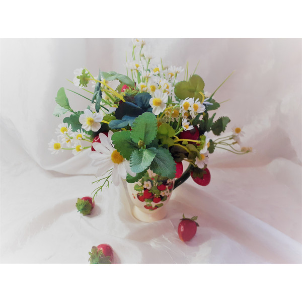 Artificial-flower-arrangement-with-daisies-and-strawberries-6.jpg