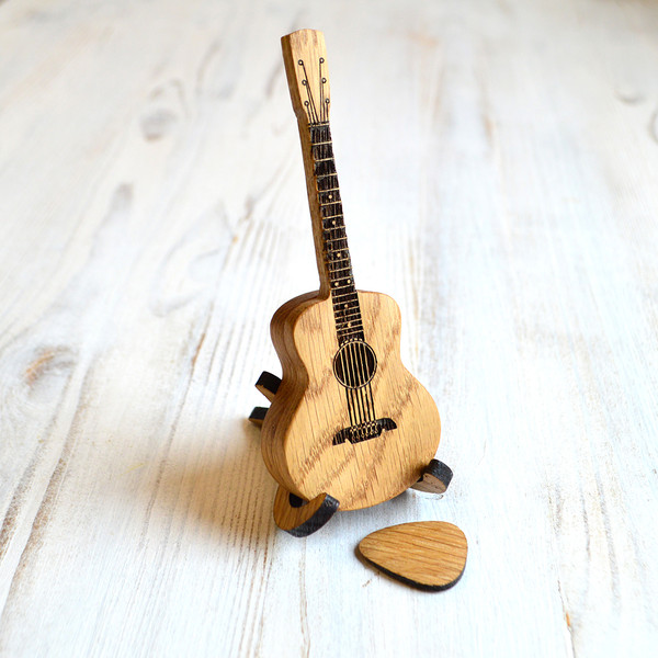 Gift-for-musician-guitar-pick-case