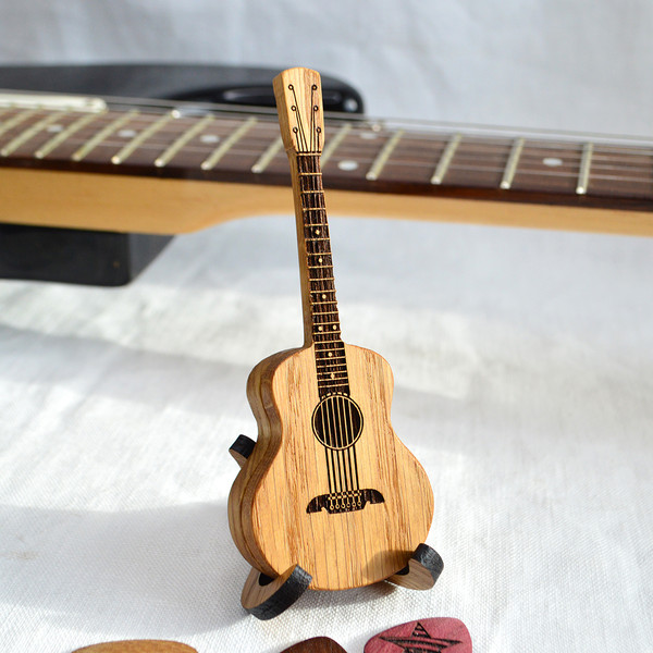 Box-for-picks-wooden-guitar-holder