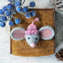 Needle felted mouse pin/Felt grey mouse/Christmas mouse gift/Winter brooch pin