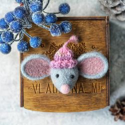 needle felted mouse pin/felt grey mouse/christmas mouse gift/winter brooch pin