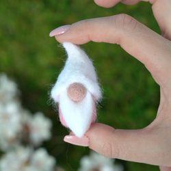 spring gnomes/gnome miniature/needle felted gnome/white home decor/pocket gnome