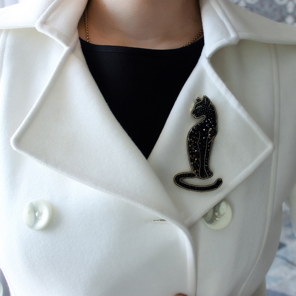 Embroidered-cat-brooch