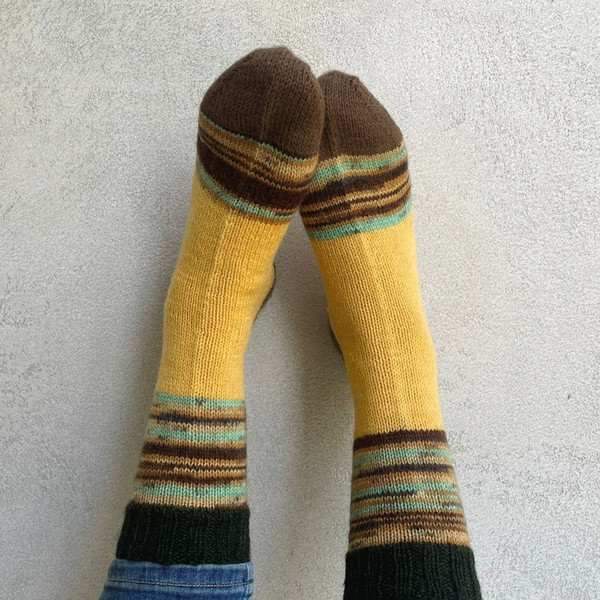 Womens-yellow-hand-knitted-socks-2