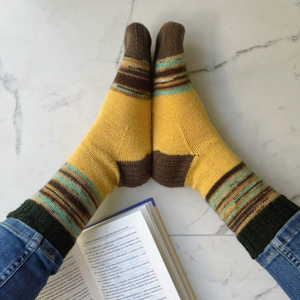 Womens-yellow-hand-knitted-socks-6