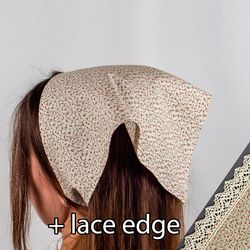 Neutral cottagecore hair bandana. Lightweight triangle lace edge head scarf with ties. Beyge ditsy floral hairkerchief.