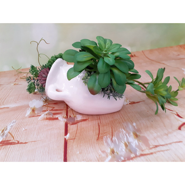 Artificial-succulent-arrangement-in-amphora-2.jpg