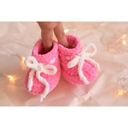 Pregnancy announcement baby booties, booties for girl, baby shower gift ideas for newborn girl