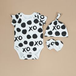 XO baby clothes set of 3: baby onesie, knot hat and mittens, size 0-3 months, newborn outfit, baby outfit  gift