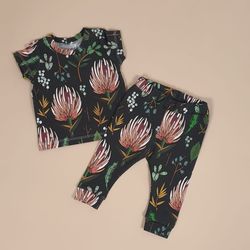Flowers baby clothes set of 2: baby t-shirt and leggings, size 0-3 months, newborn outfit, boy outfit, girl outfit
