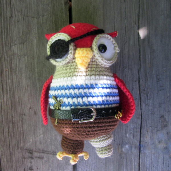 soft-crochet-toy-owl-in-pirate-clothes-1