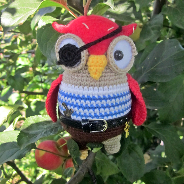 soft-crochet-toy-owl-in-pirate-clothes-1