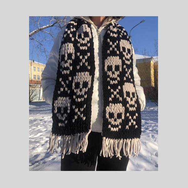 finger-knitted-loop-yarn-skulls-print-scarf-3