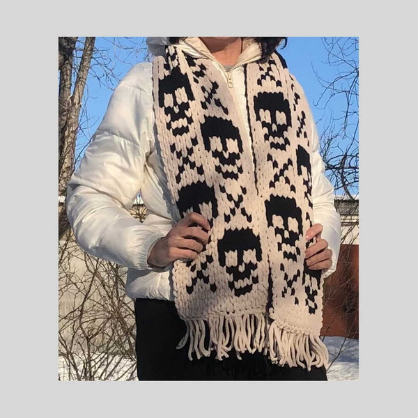 finger-knitted-loop-yarn-skulls-print-scarf-2