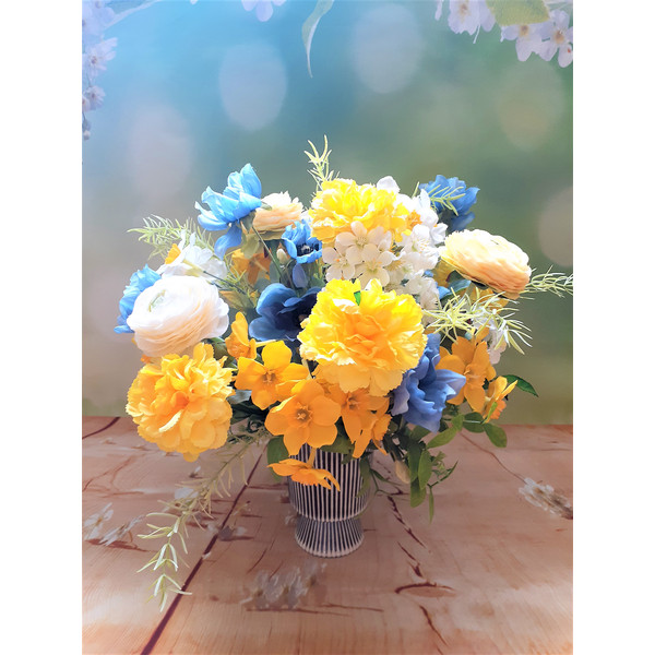 blue-yellow-white-spring-centerpiece-5.jpg