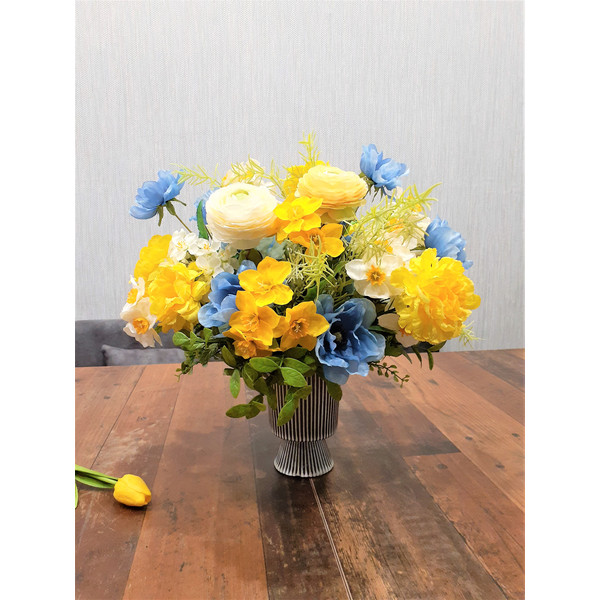 blue-yellow-white-spring-centerpiece-4.jpg