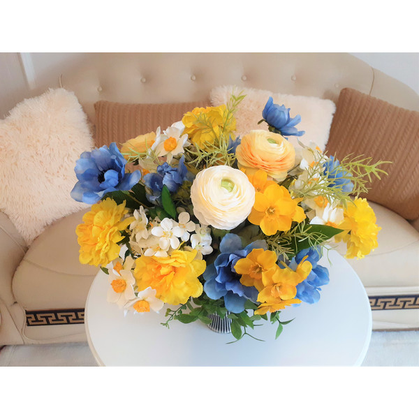 blue-yellow-white-spring-centerpiece-6.jpg