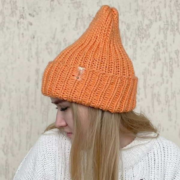 Bright_warm_fashionable_hand-knitted_hat_3
