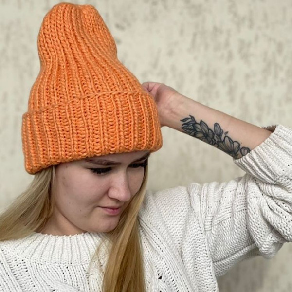 Bright_warm_fashionable_hand-knitted_hat_4