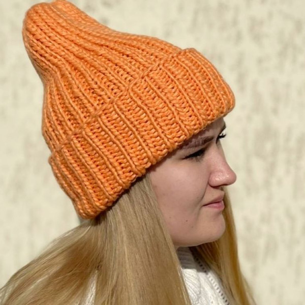 Bright_warm_fashionable_hand-knitted_hat_5