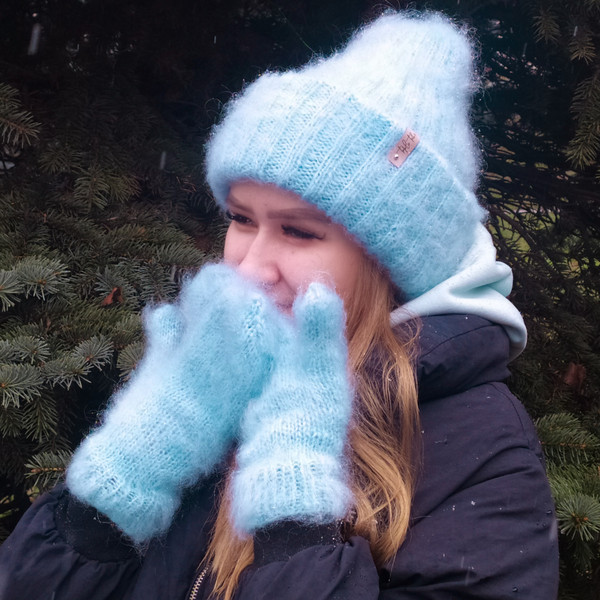 Fluffy-knitted-hat-and-mittens-3