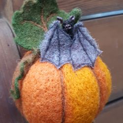 digital tutorial felted pumpkin pattern, pumpkin tutorial, diy felted pumpkin with bat pdf, halloween pumpkin pattern