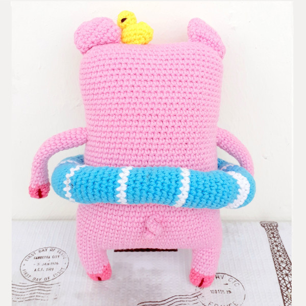 Soft-crochet-toy-piggy-funny-with-life-saving-circle-rear-view-
